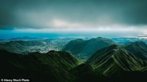 American Airlines flight narrowly avoids mountain range in Hawaii