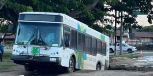 Maui crews free bus from sinkhole in Kahului